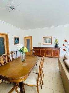 Casa Rosa في لاغوس: غرفة معيشة مع طاولة خشبية وأريكة