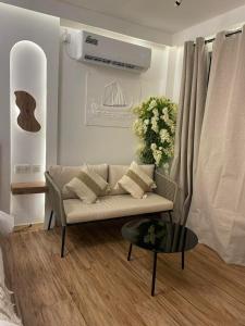 ein Wohnzimmer mit einem Sofa und einem Tisch in der Unterkunft Sandy Heaven Maldives in Gulhi