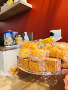 uma bandeja de pão e pastelaria numa mesa em Le Colombe em Beccacivetta