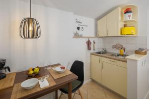 Kuchyňa alebo kuchynka v ubytovaní Guest House Ravnić