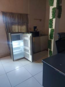 um frigorífico com a sua porta aberta numa cozinha em Hostal Brisas del Ometepe em Rivas
