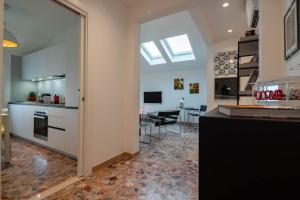 eine Küche mit Theke und ein Esszimmer in der Unterkunft Iconic - Best View in Venice in Venedig