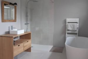 Koupelna v ubytování Une maison en ville - Jardin - Au calme