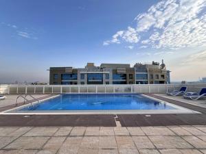 una piscina sul tetto di un edificio di Get Rooftop Pool at 2BR APT Near Mall Of Emirates 411 a Dubai