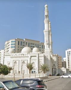 uma mesquita com carros estacionados em frente em شقق مفروشة Apartment 2 Bedroom Majaz3 em Sharjah