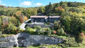 een luchtzicht op een huis op een berg bij Cliff Dwellers Inn in Blowing Rock