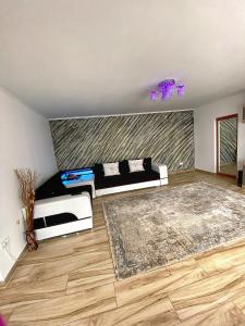 - un salon avec 2 lits et un tapis dans l'établissement Casa Dutu, à Tuzla