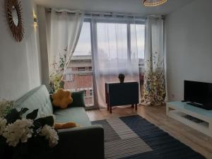 TV a/nebo společenská místnost v ubytování Appartement aux Portes de Paris, métro 12