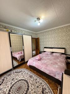 a bedroom with a large bed and a mirror at 46 Самый центр Идеально для командированных и туристов Чисто оснащенно исправно уютно вместительно in Shymkent
