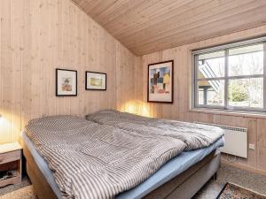 ÅlbækにあるHoliday home Ålbæk IIIの窓付きの客室の大型ベッド1台分です。