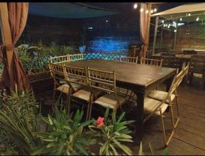 - une table et des chaises en bois dans un restaurant dans l'établissement Jardin Imperial, à Mexicali