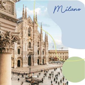 ミラノにあるCasapoleの前を歩く人々の姿