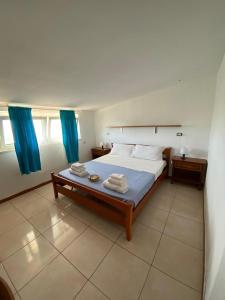 1 dormitorio con 1 cama con toallas en B&B74, en Pescara