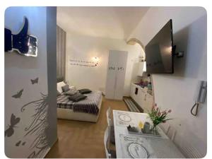 A television and/or entertainment centre at Residence Emozioni Ortigia