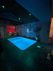 una gran piscina en una habitación por la noche en Nell'aqua, en Seneffe