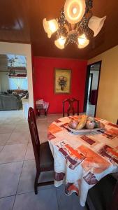 een slaapkamer met een bed met een rode muur bij Casa morfo in Bijagua