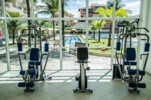 ein Fitnessstudio mit Blick auf ein Schwimmbad in der Unterkunft Porto Marina Itacuruça Mangaratiba in Mangaratiba