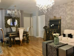 a living room with a piano and a table at VIP ROOMS Toledo - PARKING GRATIS - 2 HABITACIONES in Toledo