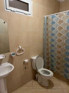 uma casa de banho com um WC e um lavatório em appartements meublée nr 1 en rez-de-chaussée em Oujda