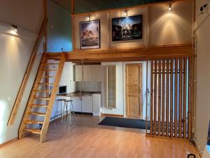 une chambre avec un escalier en bois dans une maison dans l'établissement Centralt boende, pool, nära till natur & våtmark, à Eskilstuna