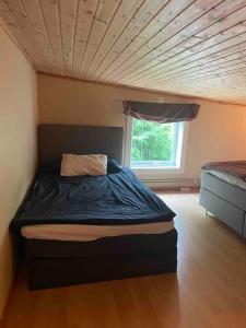- un lit dans une chambre avec plafond dans l'établissement Centralt boende, pool, nära till natur & våtmark, à Eskilstuna