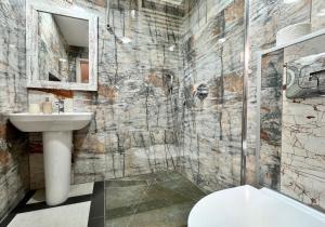 烏斯特卡的住宿－Apartamenty Marea Rentals Beniowskiego Ustka，一间带水槽和淋浴的浴室