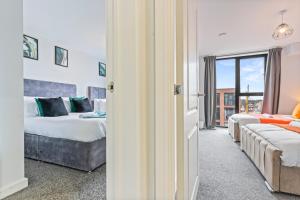 een hotelkamer met 2 bedden en een raam bij Vibrant Bliss - Vibrant 2BED 2BATH Birmingham in Birmingham