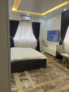 Uma cama ou camas num quarto em Cozy Studio in Asokoro+fast WiFi