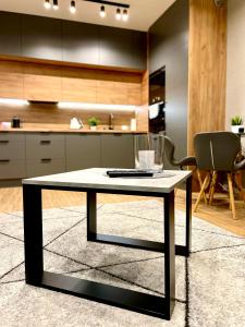 a table in the middle of a kitchen at Apartament Rejs in Ostróda