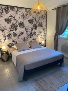 1 dormitorio con 1 cama con pared en blanco y negro en Gîte avec spa, en Saint-Avit-Sénieur