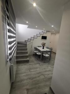 jadalnia ze stołem i schodami w obiekcie A CASA DO LADO w mieście Noya
