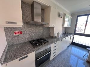 Kuchyň nebo kuchyňský kout v ubytování Apartment Machico near the beach
