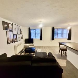 A television and/or entertainment centre at Comfortable and Cosy London Stay