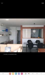 un salon avec un canapé blanc et une table dans l'établissement Apartamento con acceso directo al mar en Altea y parking, à Altea 23 autres photos