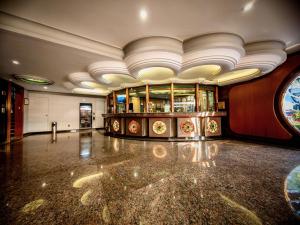 a large room with a lobby with a bar at Hotel Torremolinos Vallejo Ciudad de Mexico in Mexico City