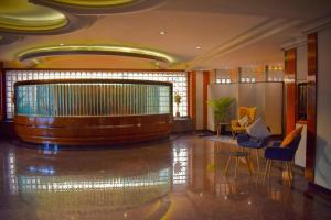 a lobby with chairs and a large glass wall at Hotel Torremolinos Vallejo Ciudad de Mexico in Mexico City