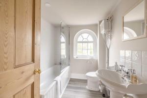 Koupelna v ubytování The Old Mill House, Windsor Riverside Hidden Gem!