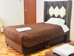 クスコにあるHOTEL ROYAL INCA INNのベッド1台(タオル2枚付)