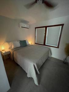1 dormitorio con 1 cama y 2 ventanas en Sea Cave - Listen to the ocean from your bedroom!, en Calabash Boom