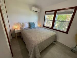 1 dormitorio con cama y ventana en Sea Cave - Listen to the ocean from your bedroom!, en Calabash Boom