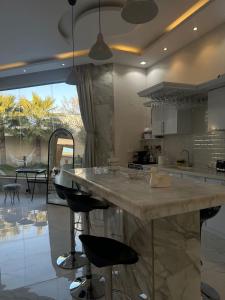 Кухня або міні-кухня у شالية ديور الفندقي