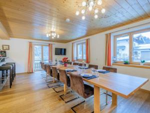 Televízia a/alebo spoločenská miestnosť v ubytovaní Chalet Peter