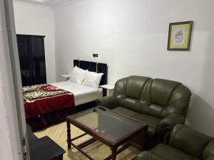 a living room with a couch and a bed at Apparentement 3 meublée 1er étage in Oujda