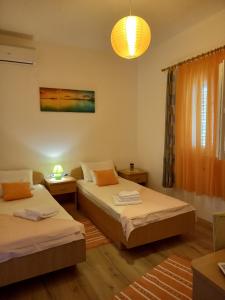 Posteľ alebo postele v izbe v ubytovaní Apartments by the sea Sali, Dugi otok - 8117