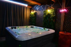 Ảnh trong thư viện ảnh của Suite Luxure : Nîmes, France ở Nîmes