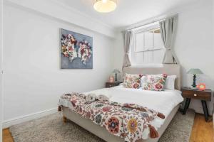 a bedroom with a bed and a window at Hyde Park/Paddington Flat in London