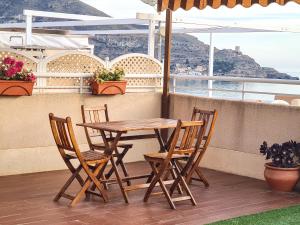 拉佐宜亞的住宿－Azohia Wellness，海景阳台上的桌椅