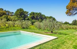 ein Swimmingpool mitten in einem Hof in der Unterkunft Le Cabanon in Maussane-les-Alpilles