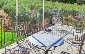 eine Terrasse mit Tisch und Stühlen auf einem Balkon in der Unterkunft Le Cabanon in Maussane-les-Alpilles + 31 Fotos