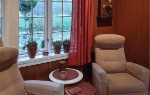 Χώρος καθιστικού στο 4 Bedroom Beautiful Home In Kolvereid